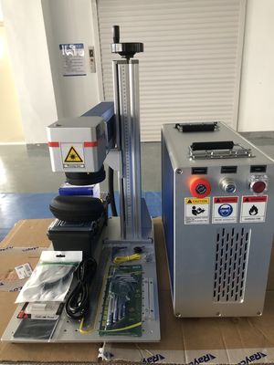 Lojas de vestuário beneficiam de uma máquina de impressão a laser de mesa de fibra 3D 2D com capacidade de refrigeração por água de 10 a 100%