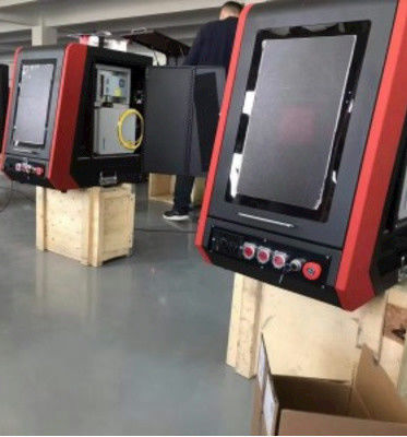 MAX Laser Source 3D Enclosed Type CNC Marking Engraving Cutting Machine for Gold Silver Metals in 110*110mm Marking Area (Machina de corte de gravação de marcação CNC de tipo fechado para metais de ouro e prata na área de marcação de 110*110mm)